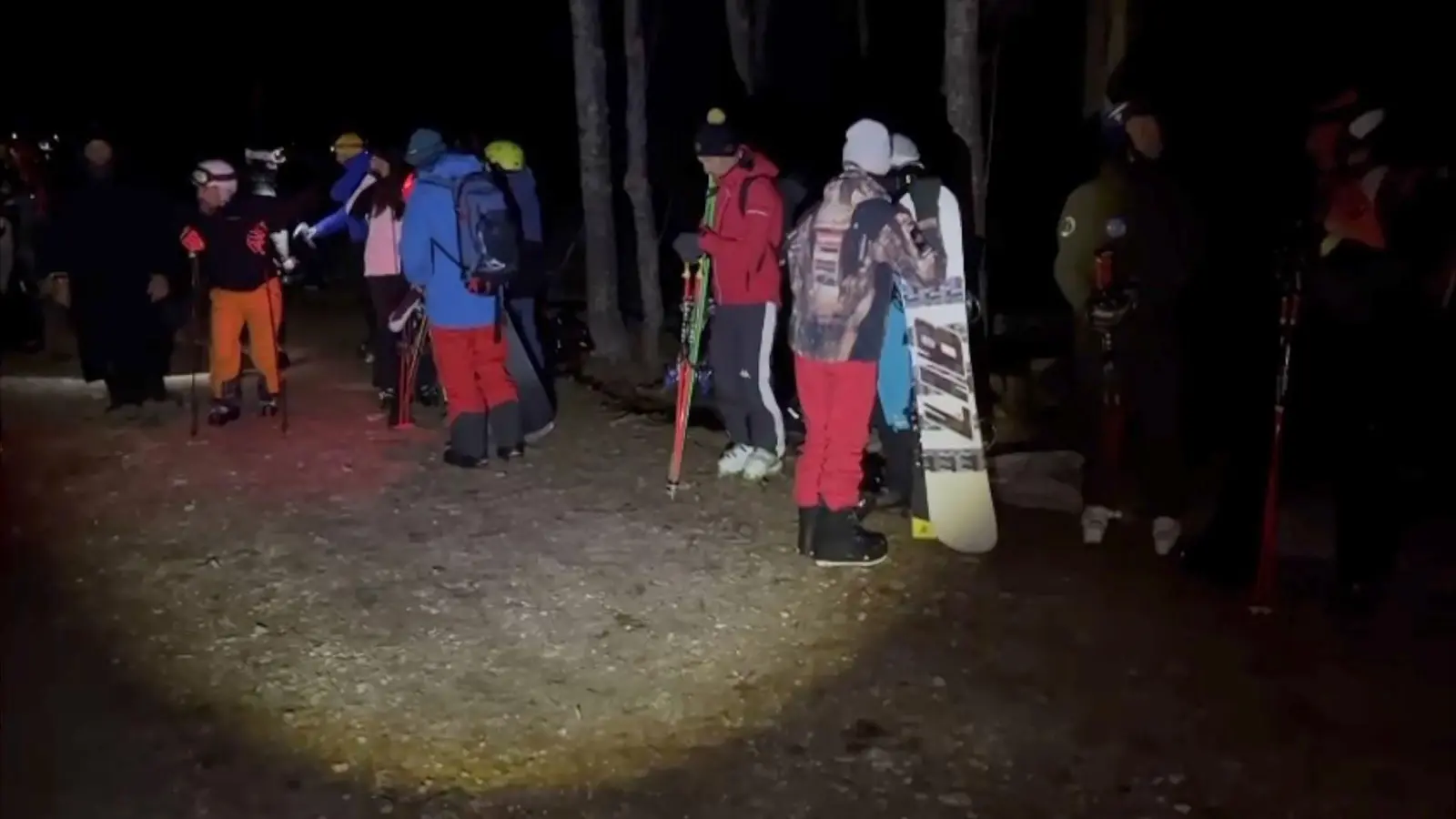 Viele Menschen hängen wetterbedingt auf Bergstationen der italienischen Alpen fest. (Bild: -/Italienische Bergrettung/dpa)