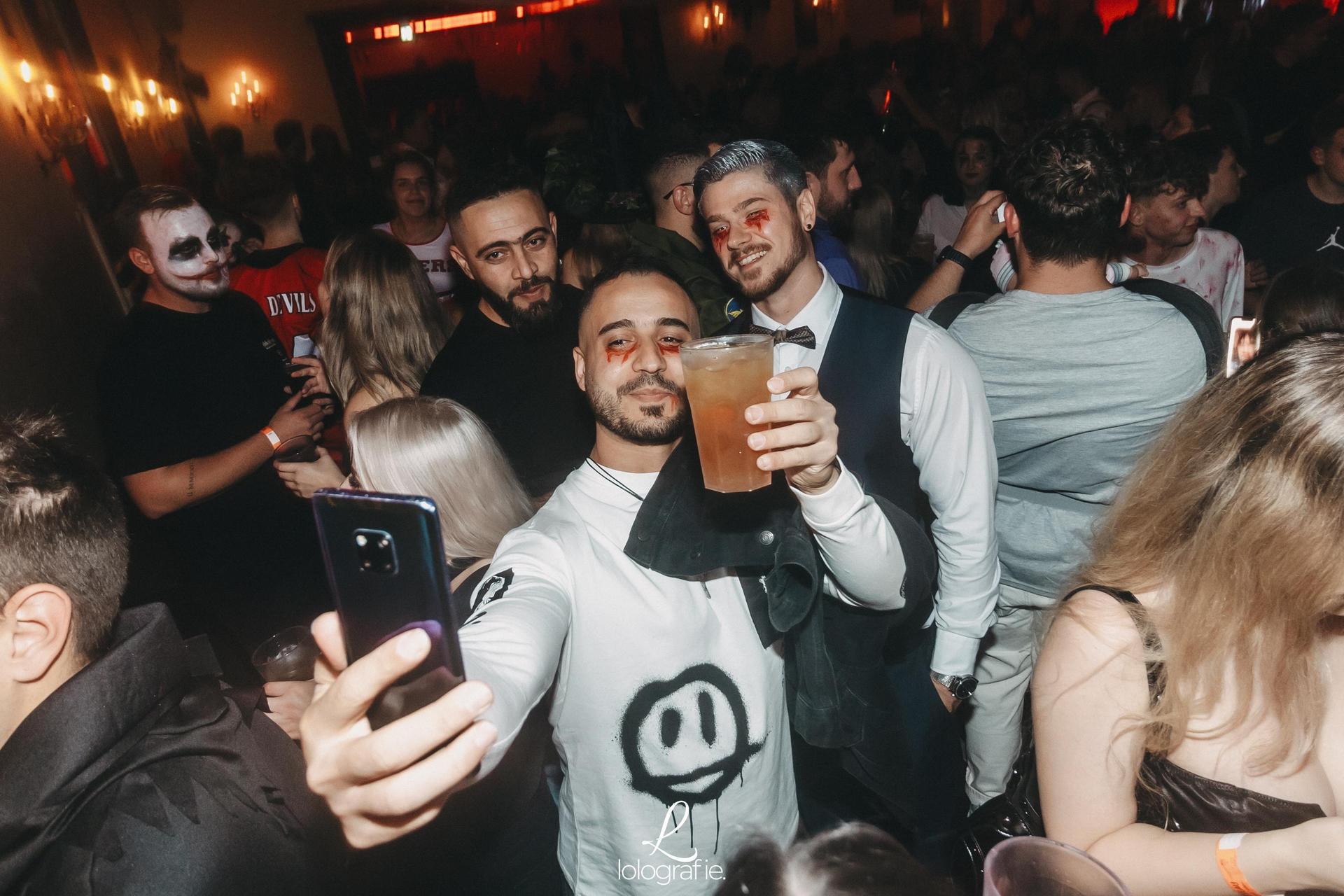 „Creepy Carneval” - das war das Motto der Halloween-Nacht im Casino. Und creepy waren auch viele der Partygäste mit ihren Verkleidungen. (Bild: Leonie Hartung)