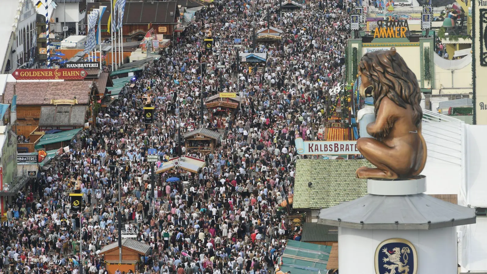 Viele Besucher: Dicht drängen sich die Wiesn-Gäste in den Gassen zwischen den Zelten und Fahrgeschäften.  (Bild: Felix Hörhager/dpa)