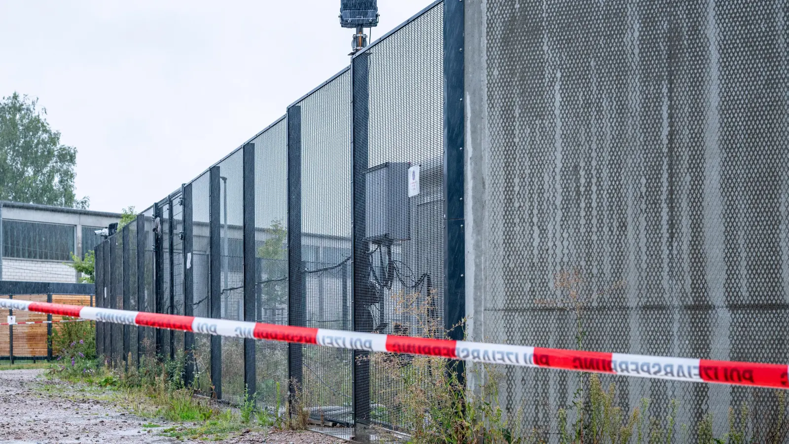 Der zweite geflohene Straftäter aus dem Bezirkskrankenhaus in Straubing wurde gefasst.  (Bild: Armin Weigel/dpa)