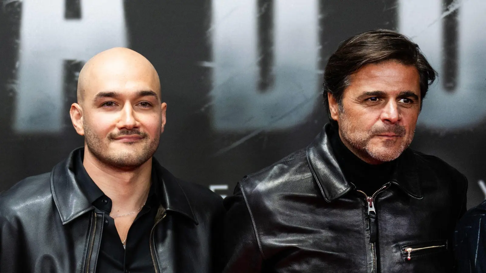 Werden am Donnerstag für ihre Netflix-Doku über den Rapper Haftbefehl geehrt: Sinan Sevinç und Juan Moreno. (Archivbild) (Bild: Christophe Gateau/dpa)