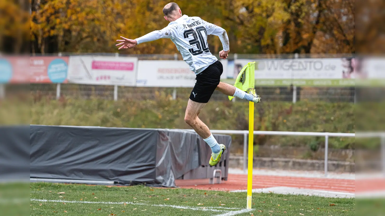 Der FC Amberg gewinnt 4:1 gegen den SV Wenzenbach. Im Bild: Torjubel von Florian Knauer.  (Bild: Hannah Dirscherl)