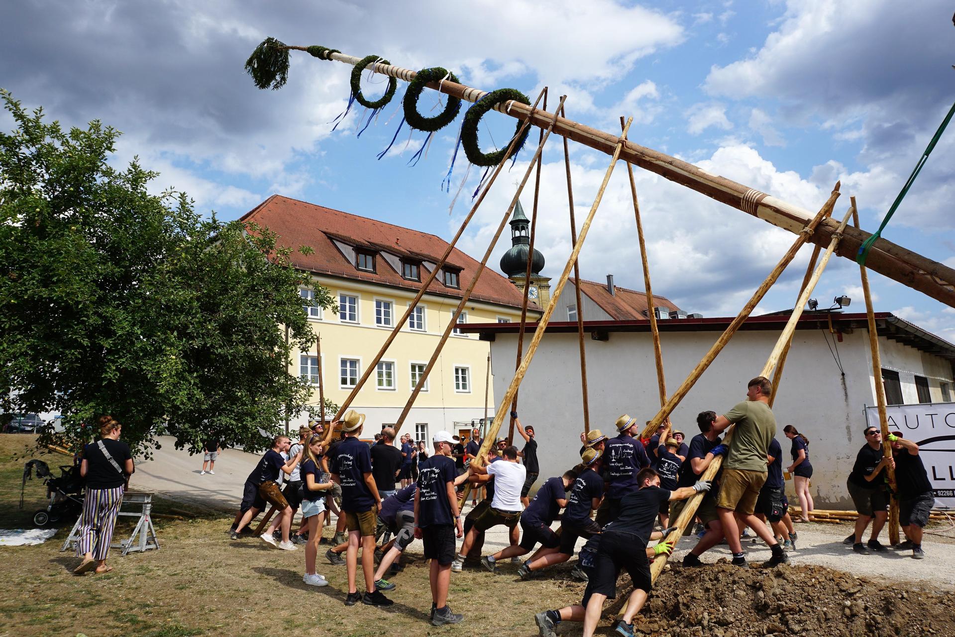 Mit ihren „Goaßn” stemmen die Kirwaburschn und Helfer den Kirwabaum in die Höhe. (Archivbild: tra)