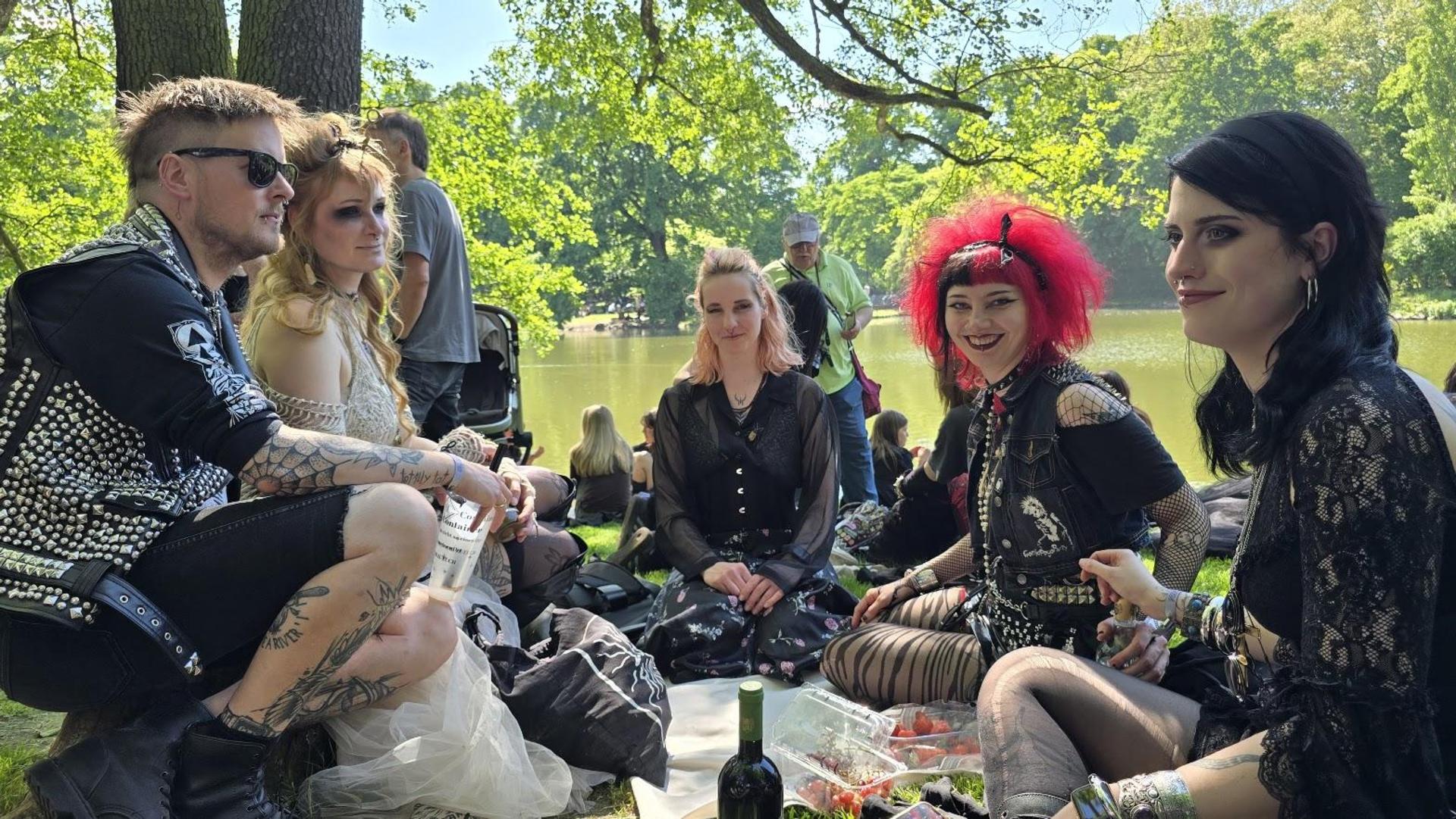 Das viktorianische Picknick beim Wave-Gotik-Treffen in Leipzig begeisterte die Besucher. (Bild: Richard Kirschner)