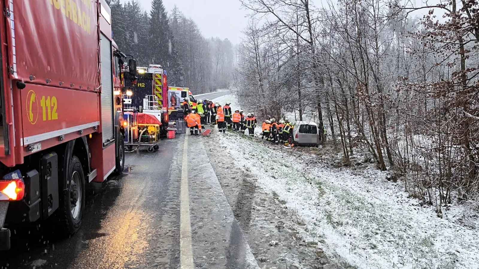 Die Feuerwehr musste den Fahrer schonend aus dem Unfallwagen befreien. (Bild: jma)