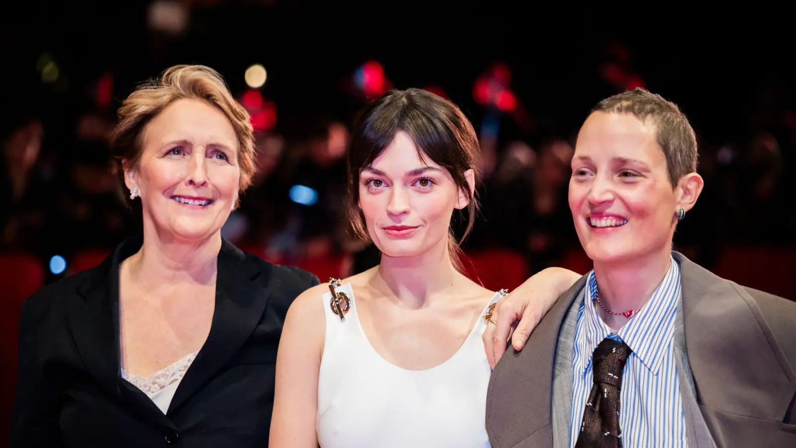 „Hot Milk” mit Fiona Shaw, Emma Mackey und Vicky Krieps (l-r) wurde bei der diesjährigen Berlinale gezeigt.  (Archivbild: Christoph Soeder/dpa)