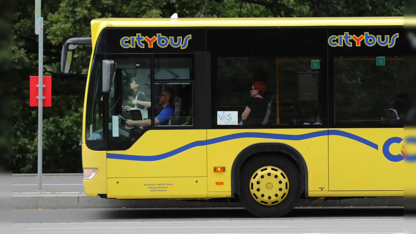 Der Bus hält künftig wieder an den Haltestellen in der Othmayerstraße in Amberg. (Bild: Wolfgang Steinbacher)
