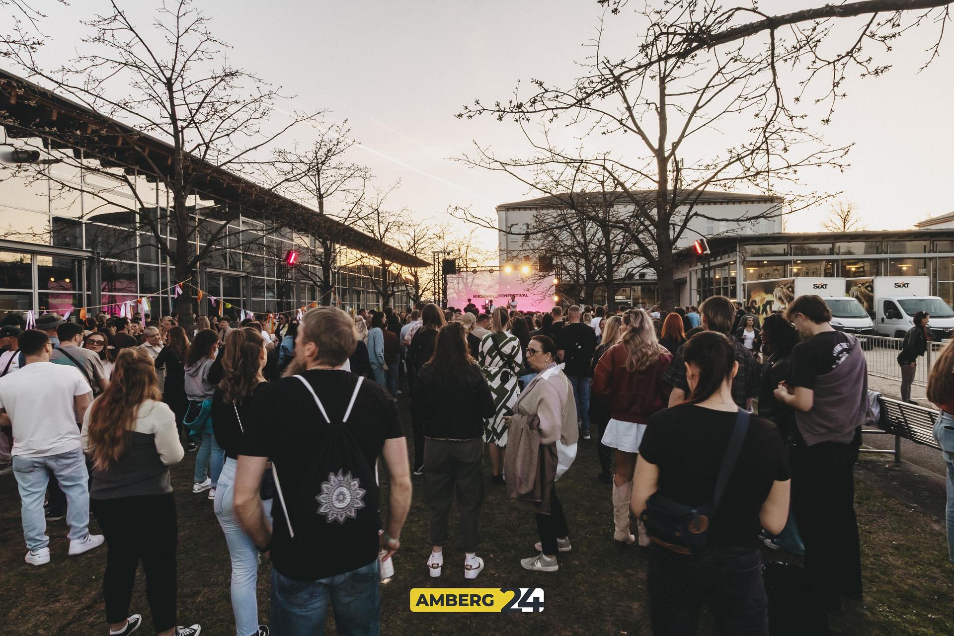 Das erste Mal fand in Amberg das Kirschblütenfestival statt. Der Campus der Amberger OTH verwandelte sich in ein pinkes Paradies. Lolo war für euch vor Ort.  (Bild: Lolografie)