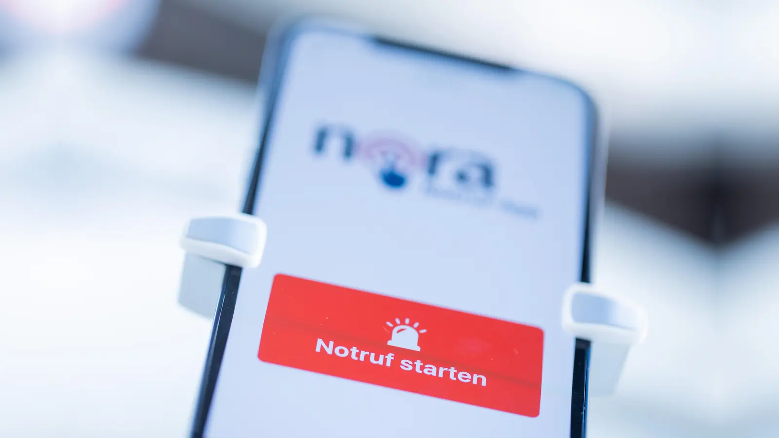 Die neue Notruf-App Nora ist auf dem Display eines Mobiltelefones zu sehen. Der nordrhein-westfälische Innenminister Reul stellte die bundesweit verfügbare Notruf-App Nora am gleichen Tag in Düsseldorf vor. Die App ist eine Ergänzung zu den Notrufnummern 110 und 112 von Polizei, Feuerwehr und Rettungsdiensten und richtet sich vor allem an Menschen mit einer Hör- und Sprachbehinderung. +++ dpa-Bildfunk +++ (Bild: Rolf Vennenbernd)