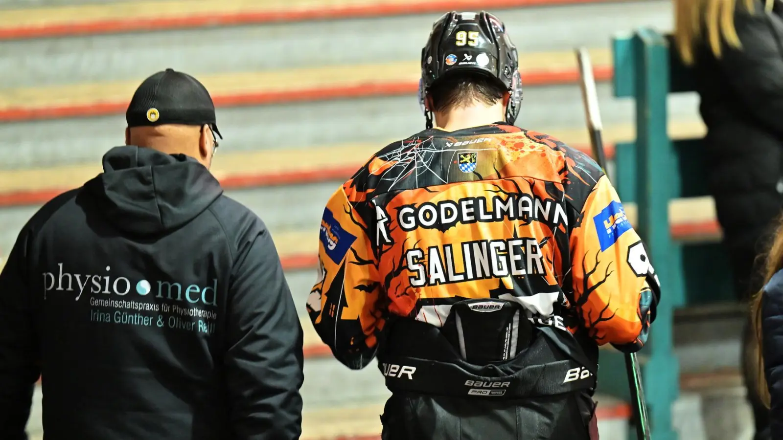Lukas Salinger (rechts) vom ERSC Amberg verletzte sich am Freitagabend so schwer, dass er ins Krankenhaus eingeliefert werden musste.  (Bild: Hubert Ziegler)
