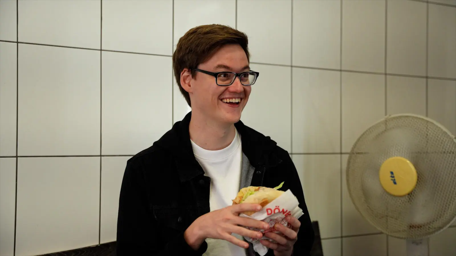 Marco testet verschiedene Dönerläden in Amberg. (Bild: Noah Wegmüller-Kocher)