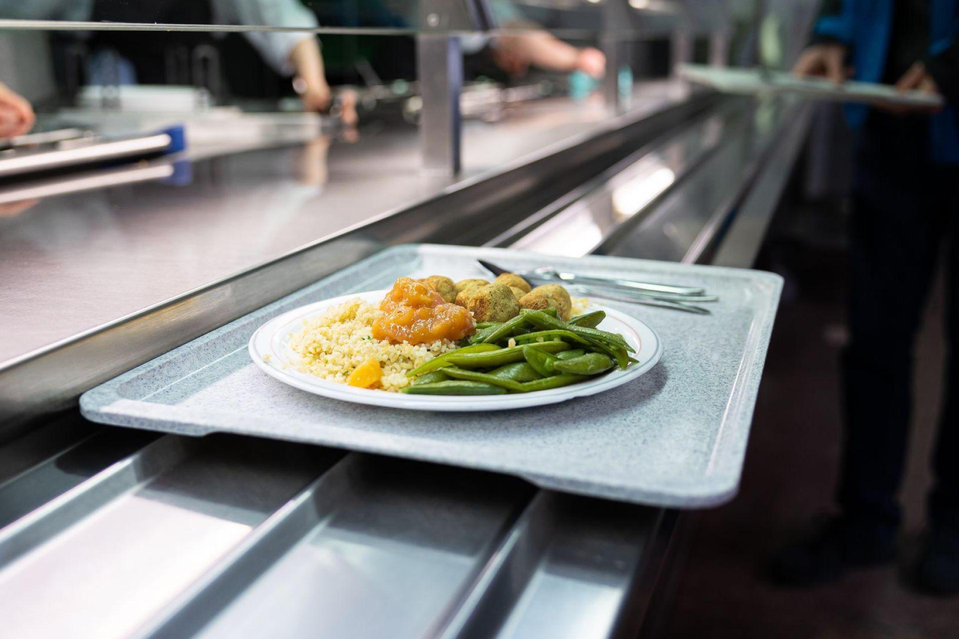 In den Mensen gibt es vergleichsweise günstige Verpflegung. (Symbolbild) (Bild: Michael Matthey/dpa)