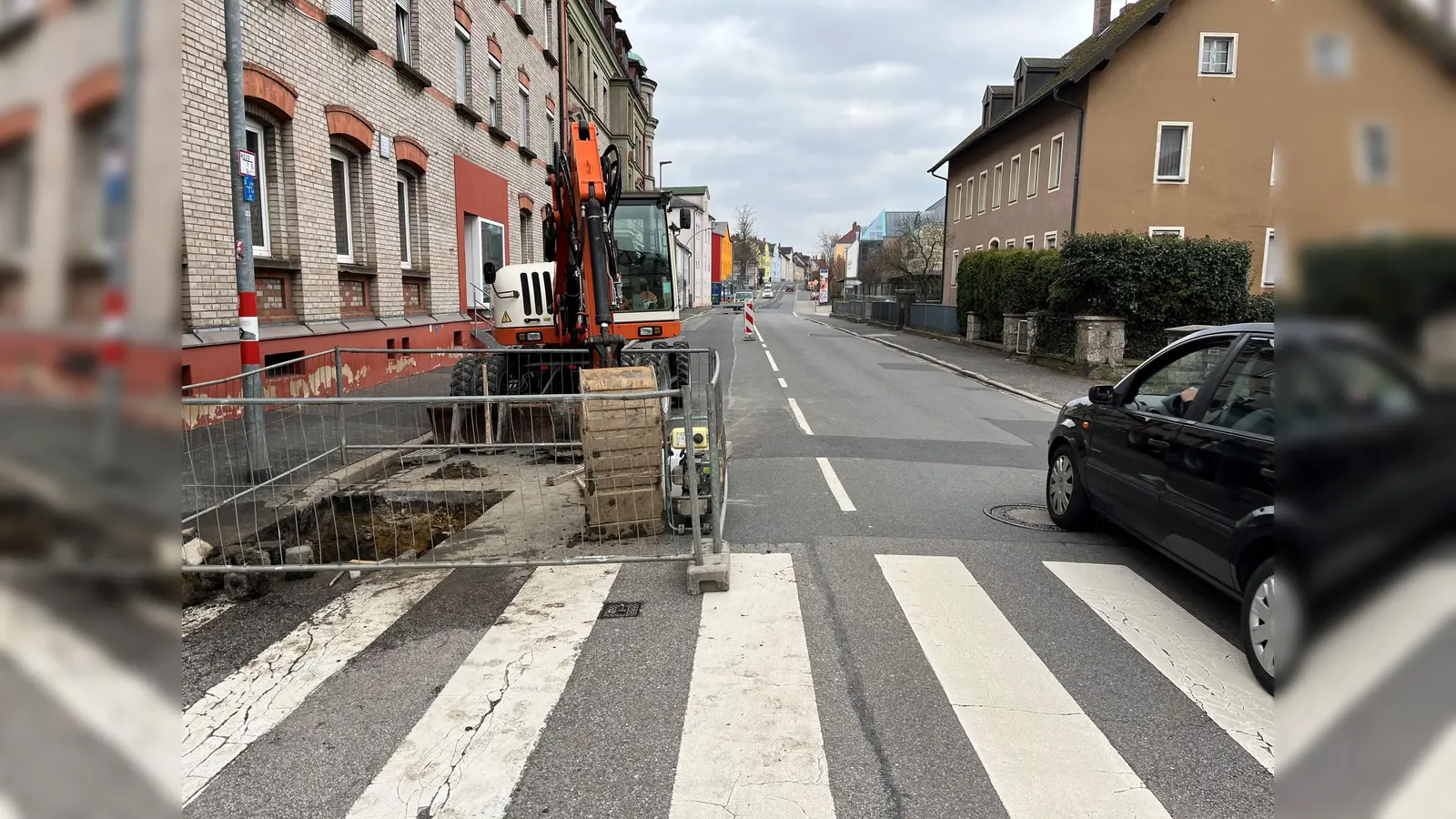 Außerhalb der Stoßzeiten geht&#39;s, aber wenn viel Verkehr stadteinwärts unterwegs ist, besteht hier Staugefahr - noch mehr, als ohnehin schon üblich. Die Schlachthausstraße in Amberg ist im Bereich der Einmündung zum großen Kreisverkehr halbseitig gesperrt.  (Bild: Petra Hartl)