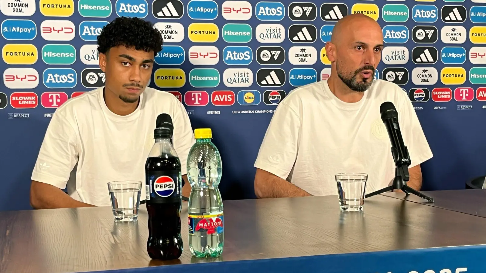 Trainer Antonio Di Salvo (rechts) und Nathaniel Brown bei einer Pressekonferenz bei der U21-EM in der Slowakei.  (Bild: Christian Kunz/dpa)