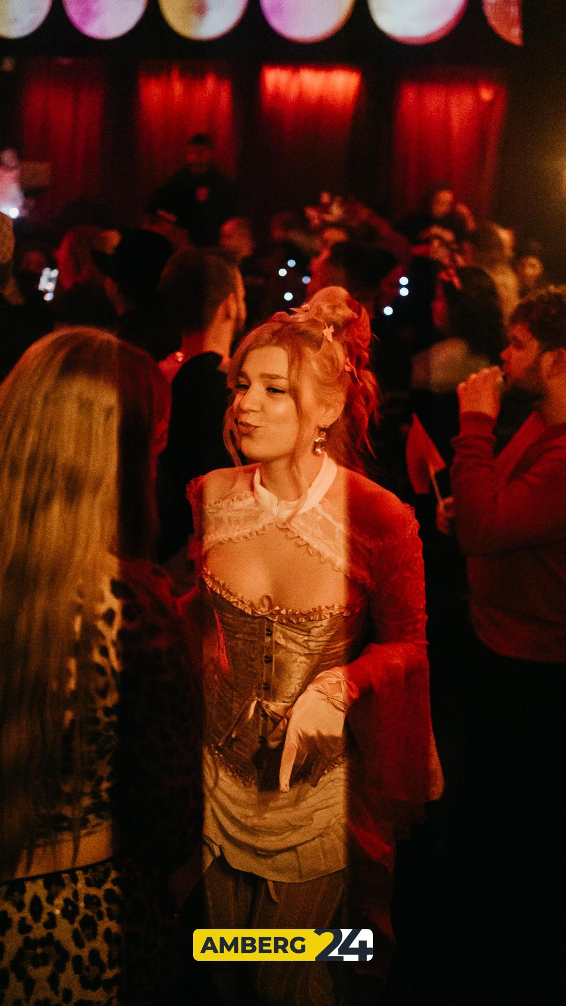 Hexen und Narren waren am Donnerstag auch im Casino unterwegs. (Bild: Mario Donhauser)