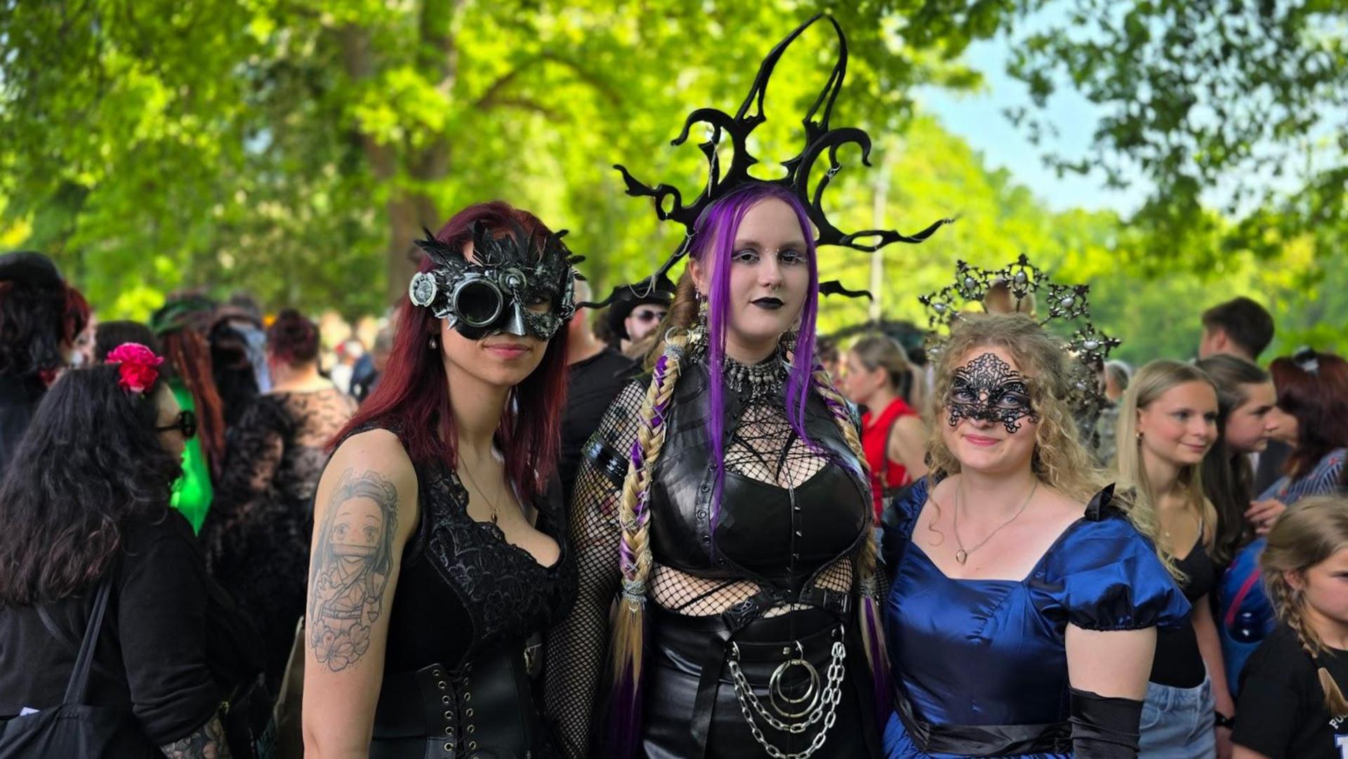 Das viktorianische Picknick beim Wave-Gotik-Treffen in Leipzig begeisterte die Besucher. (Bild: Richard Kirschner)