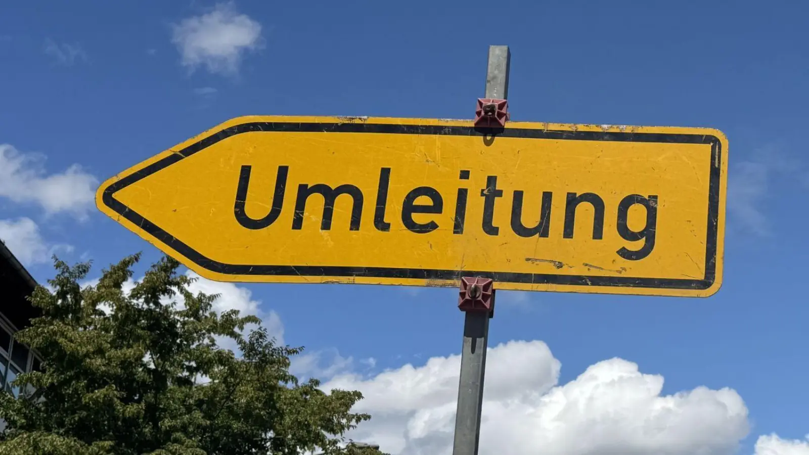 Der Geh- und Radweg in der Hirschauer Straße wird gesperrt, es wird ein Notweg eingerichtet. (Symbolbild: Heike Unger)