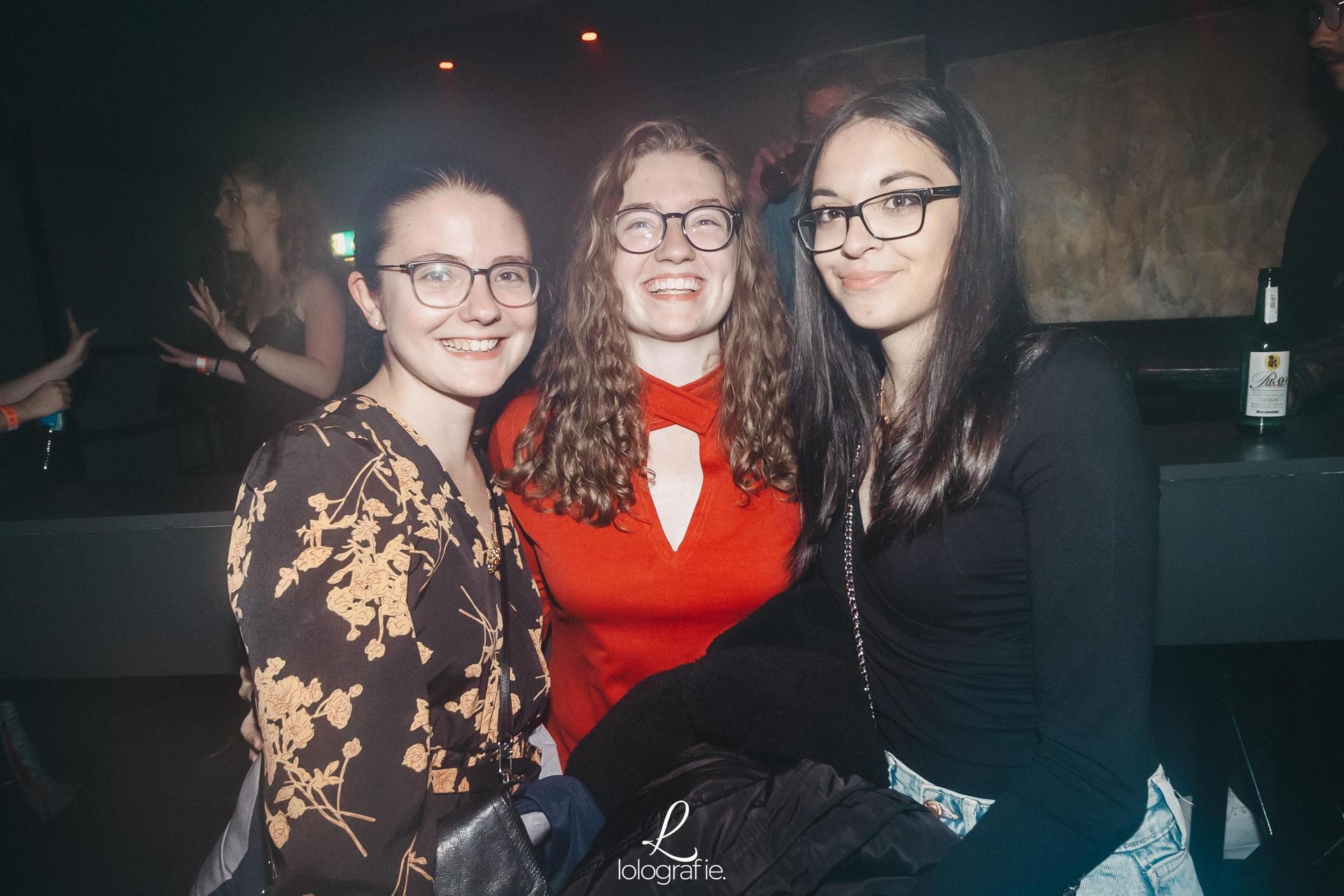 80&#39;s, 90&#39;s und 2000er: Die Fotos von Amberg tanzt im Trio. (Bild: Leonie Hartung)