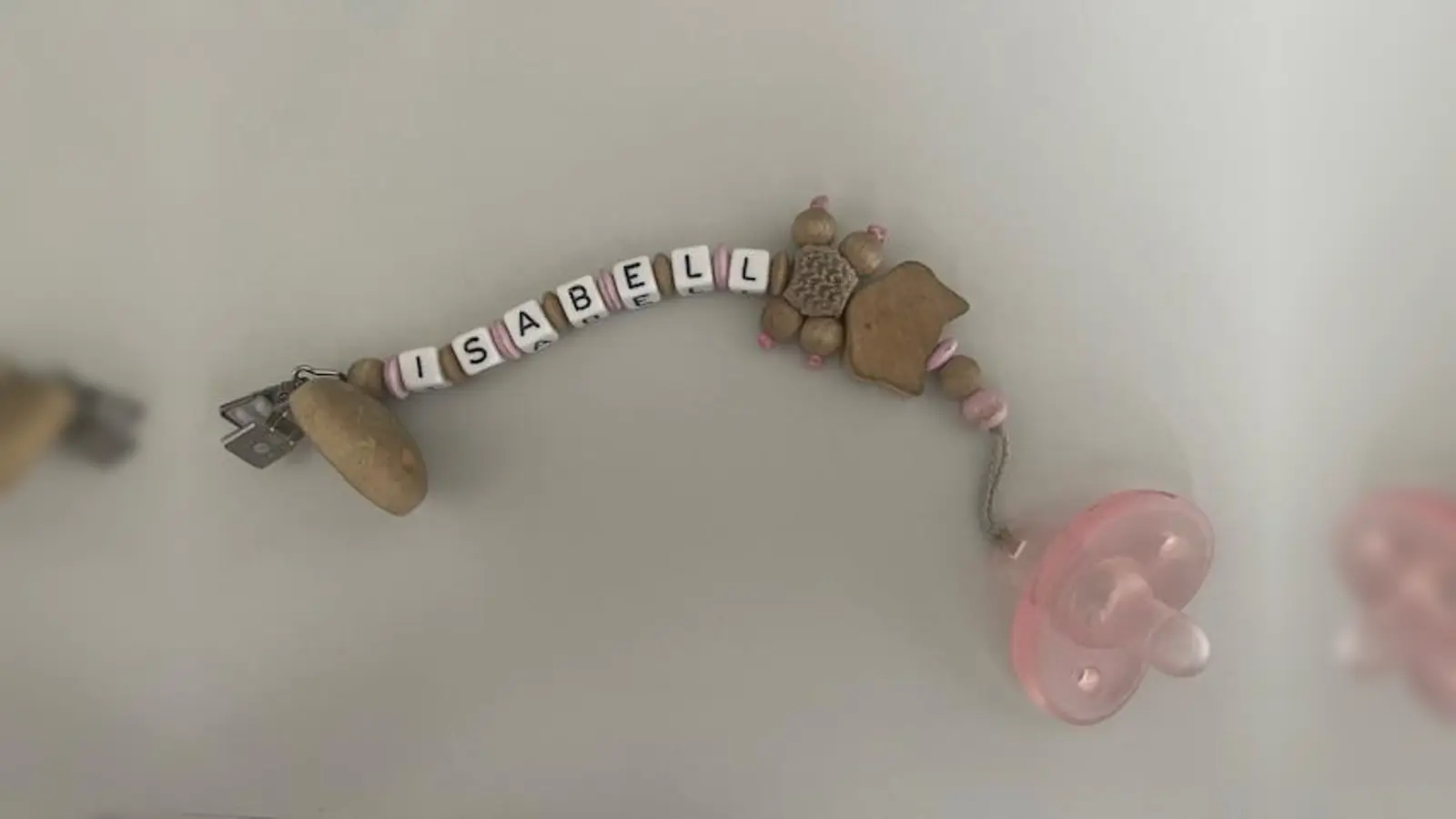 Diese Schnullerkette wurde vor der Polizeiinspektion Sulzbach-Rosenberg gefunden. (Bild: Polizeiinspektion Sulzbach-Rosenberg)