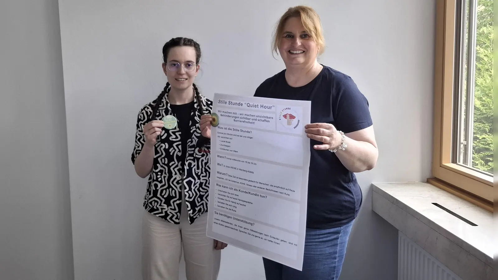 Lisa-Marie und Christina Schöpf (rechts) wollen mit ihrem Projekt „Quiet Hour” Menschen mit unsichtbarer Behinderung barrierefreies Einkaufen in Wernberg ermöglichen. (Bild: Eva Kreuzer)
