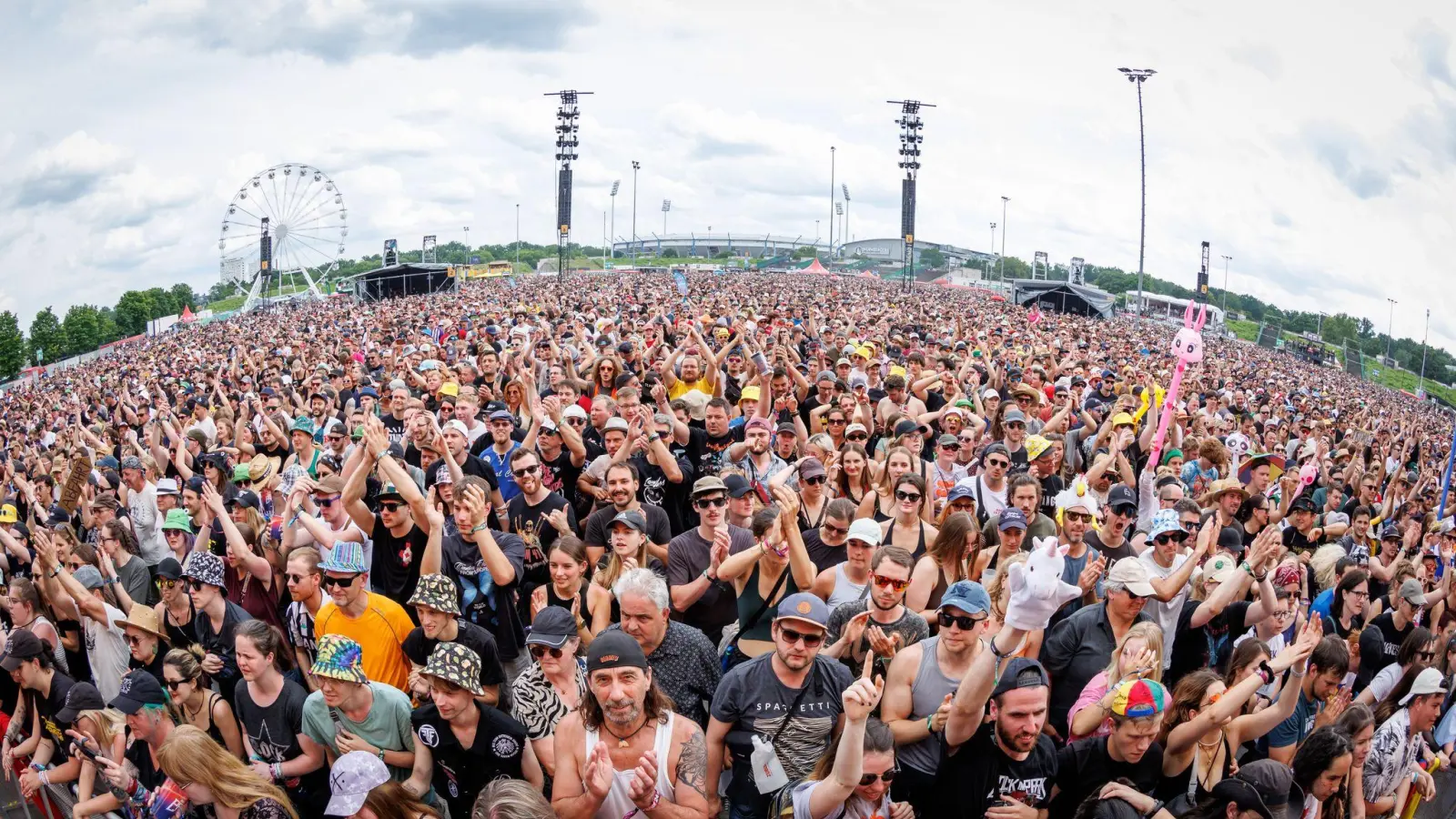 Zum 30. Jubiläum erwarten die Veranstalter bei Rock im Park fast 90.000 Musikfans - so viele wie noch nie.  (Bild: Daniel Karmann/dpa)