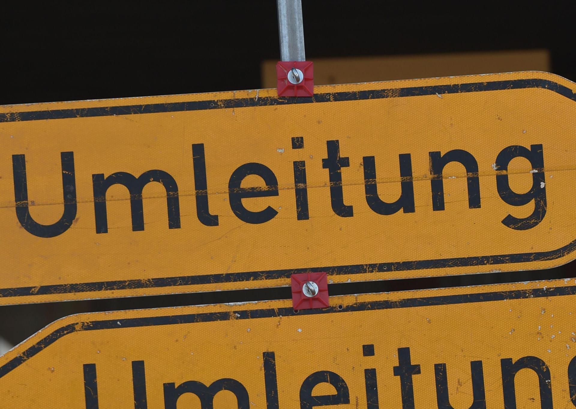 Zwei Haltestellen in Hirschau entfallen während der Sperrung der Burgstraße.  (Symbolbild: Angelika Warmuth/dpa)