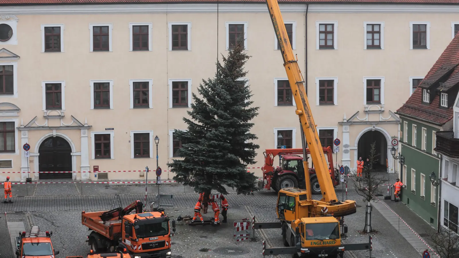 Auch der Malteserplatz hat wieder seinen Weihnachtsbaum bekommen.  (Bild: Wolfgang Steinbacher)