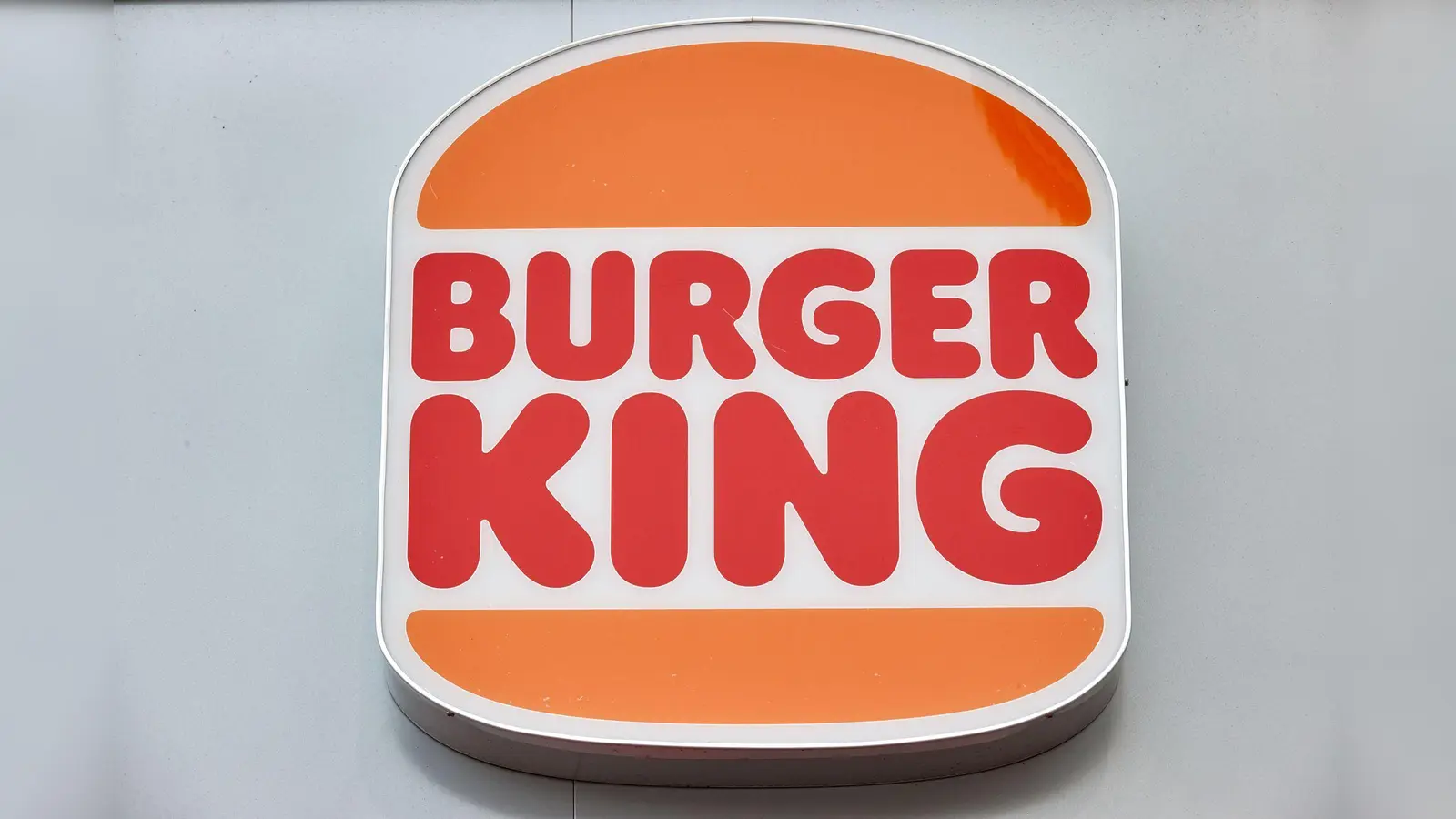 Das Logo von Burger King – ist es bald auch in Schwandorf zu sehen? (Archivbild: Georg Wendt/dpa)