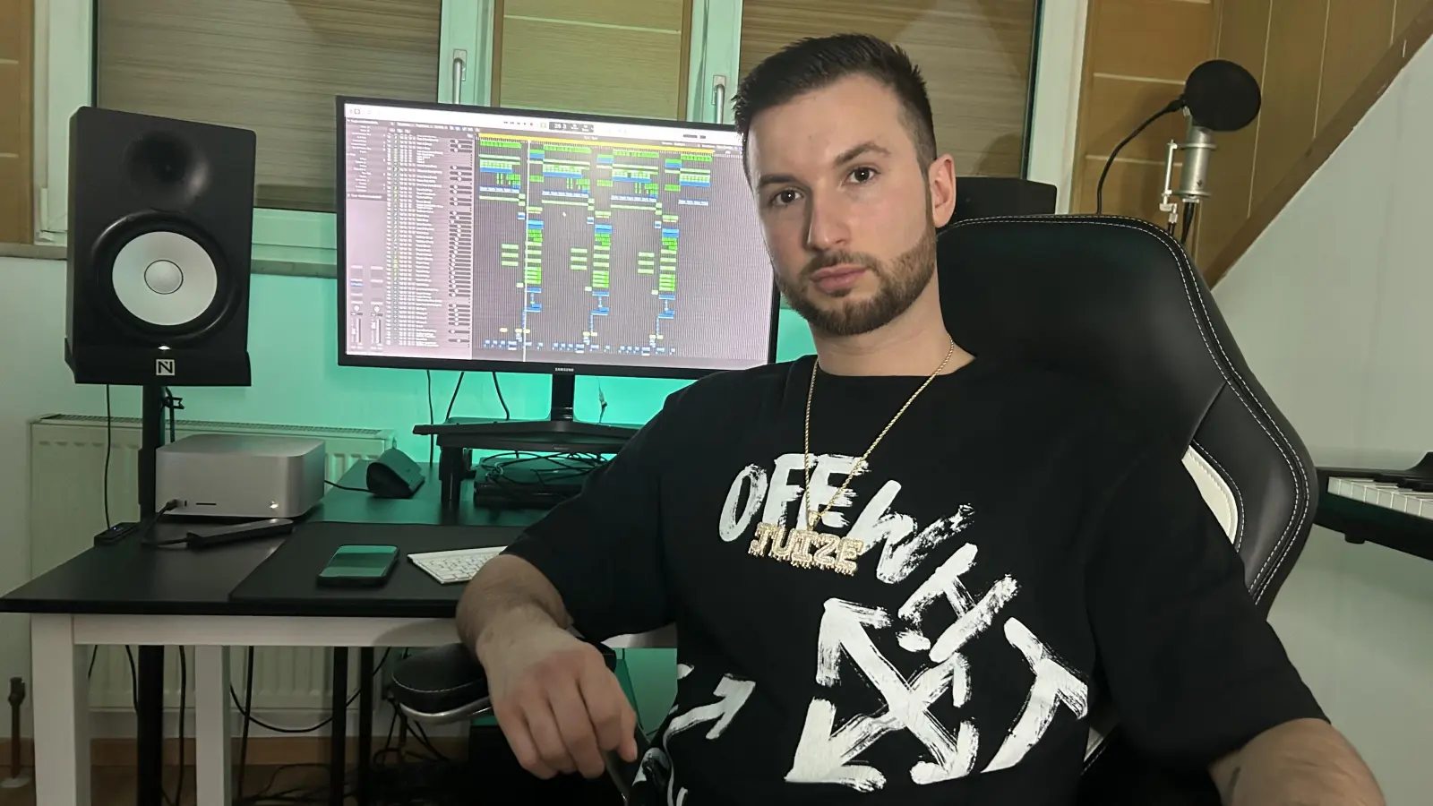 DJ Juize aus Amberg in seinem Home-Studio. (Bild: pjol)