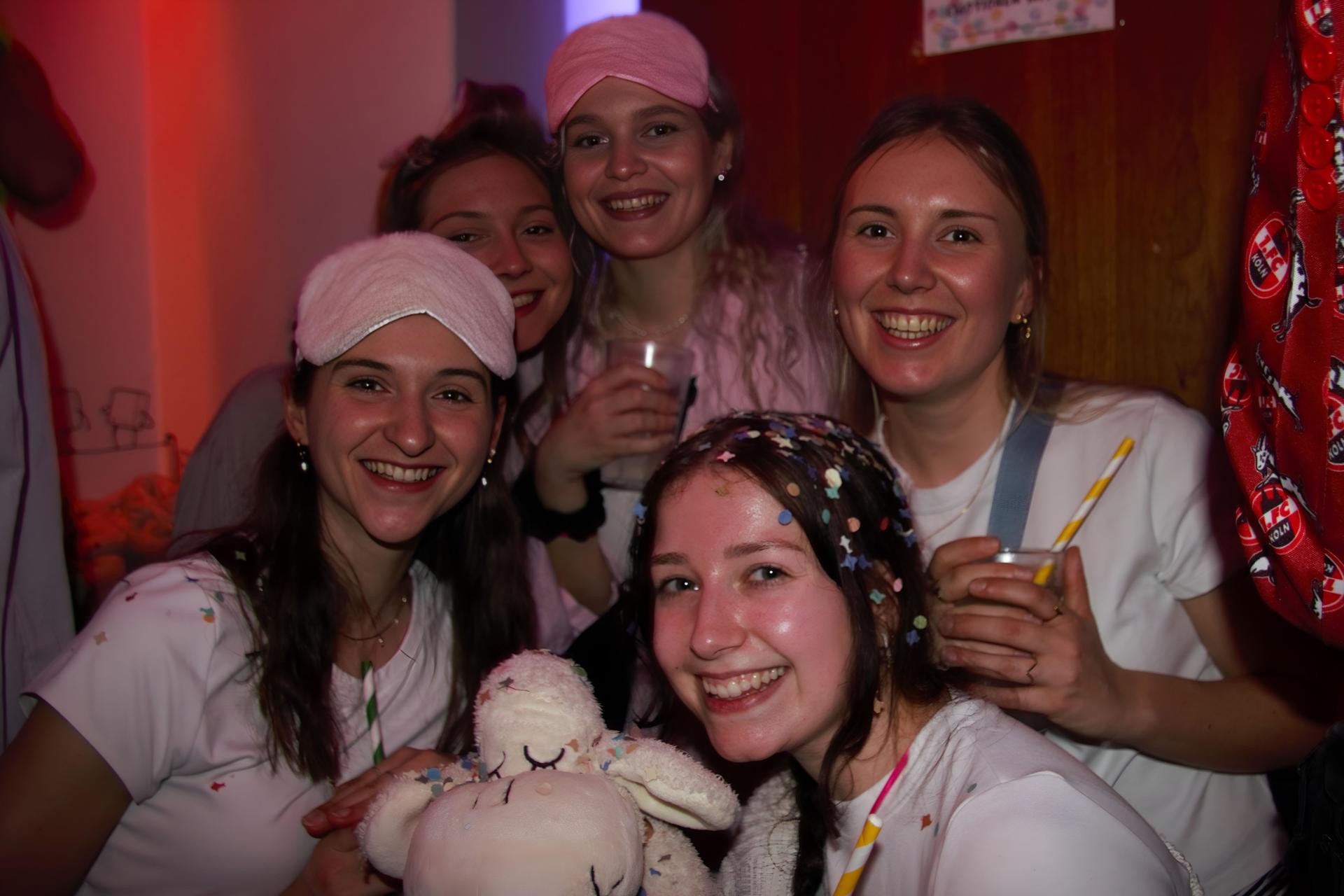 Zur Konfettiparty im Colomba war ordentlich Faschingslaune angesagt. (Bild: Marlin Nixdorf)