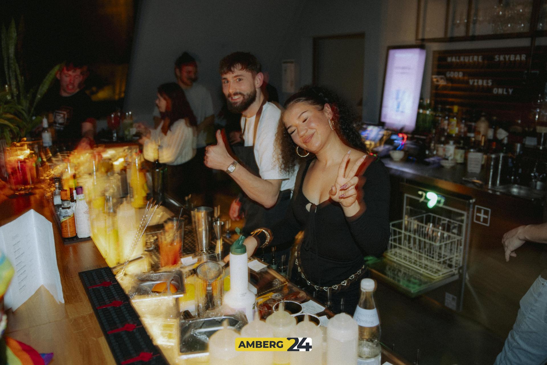 Die Fotoausstellung in der Skybar am Samstag. (Bild: Lolografie)