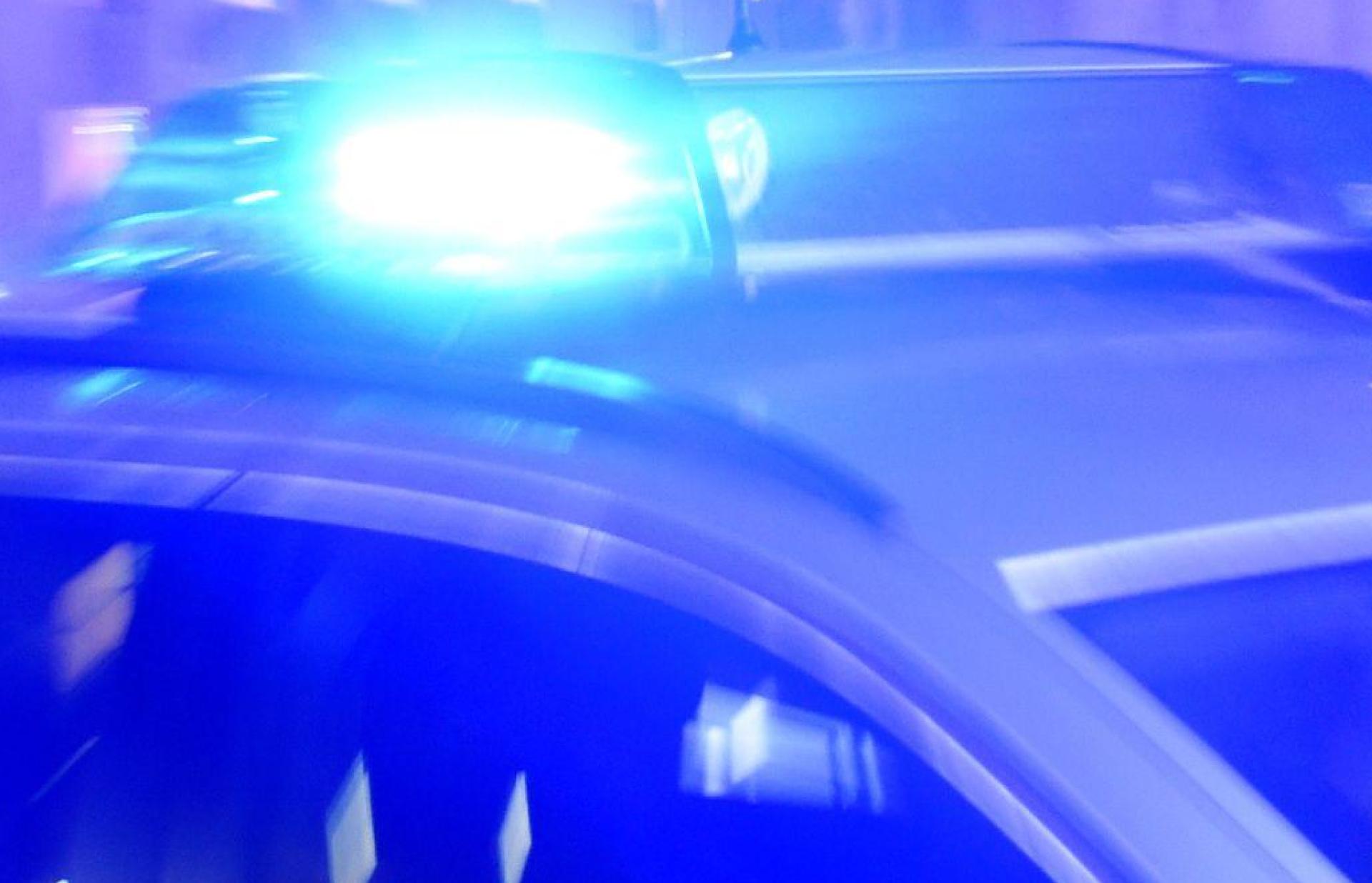 Nach einem Unfall in Freihung musste ein Fußgänger ins Krankenhaus. Die Polizei ermittelt. (Symbolbild: Carsten Rehder/dpa)