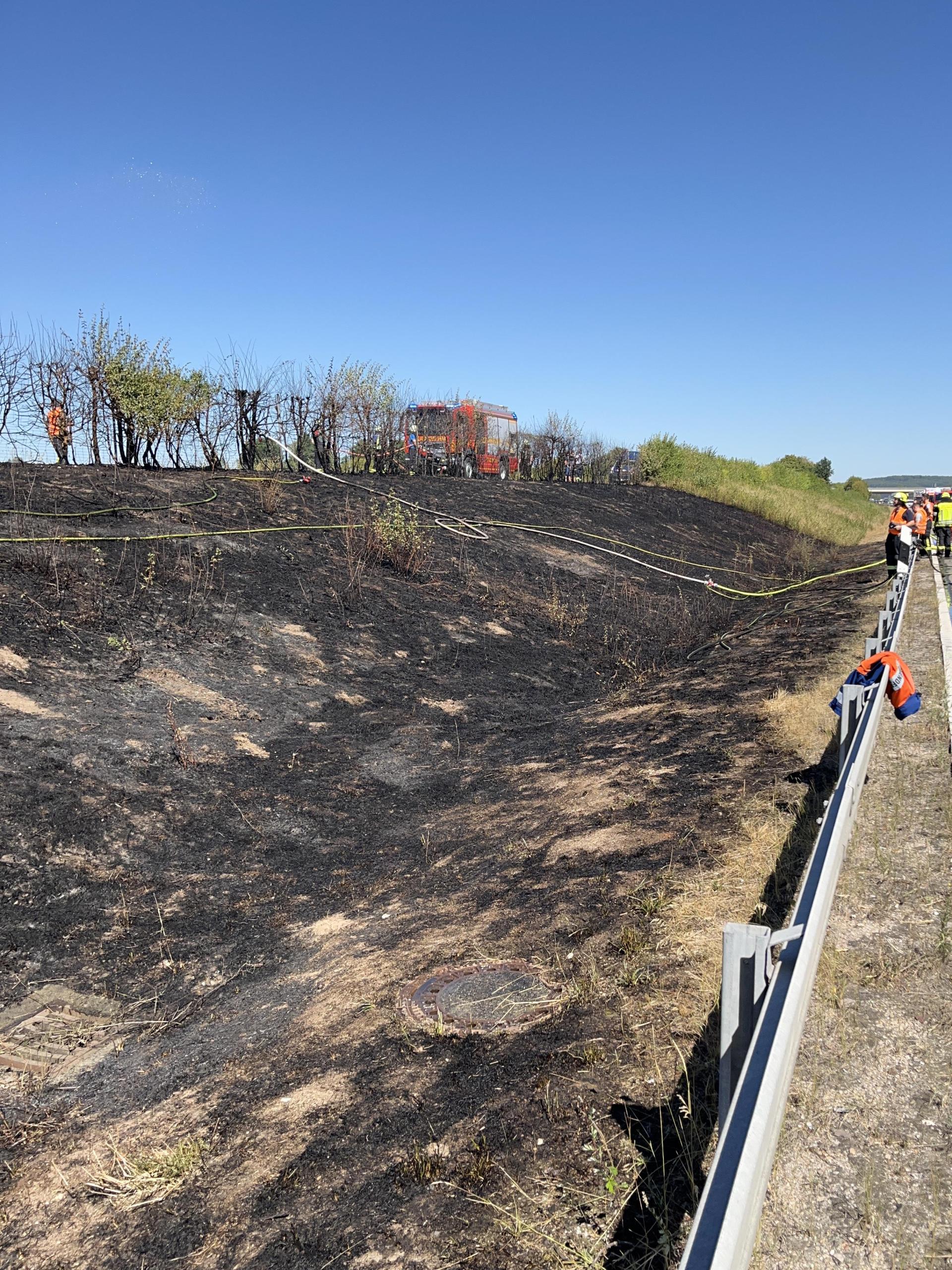 An der A 93 bei Nabburg hat es am Freitagmittag gebrannt. Eine Böschung hatte Feuer gefangen. (Bild: Autobahnpolizeistation Schwandorf)