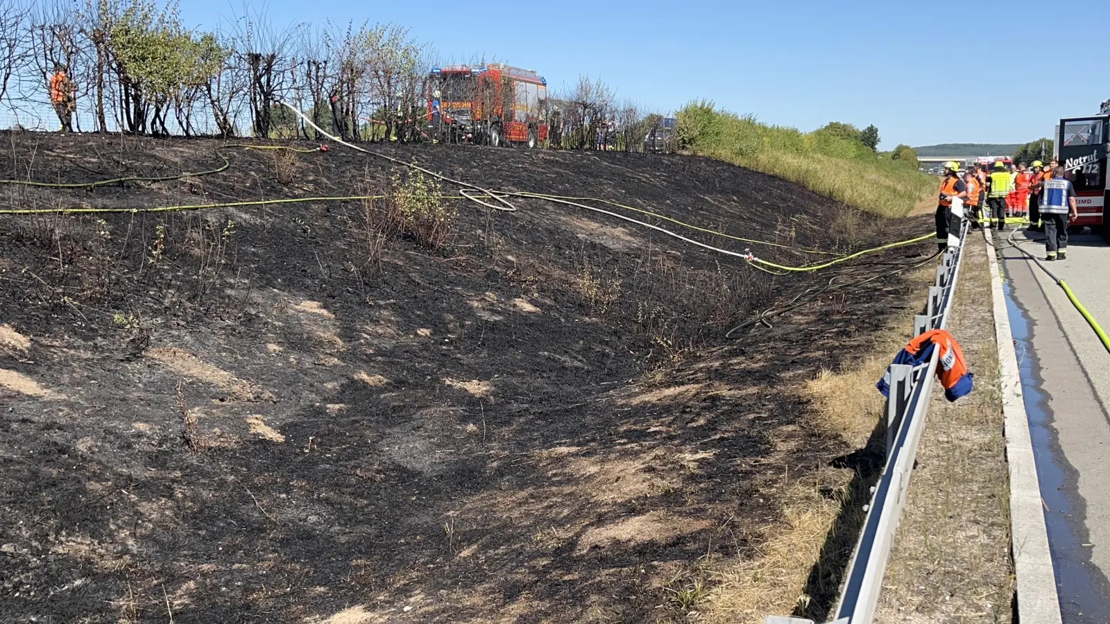 An der A 93 bei Nabburg hat es am Freitagmittag gebrannt. Eine Böschung hatte Feuer gefangen. (Bild: Autobahnpolizeistation Schwandorf)
