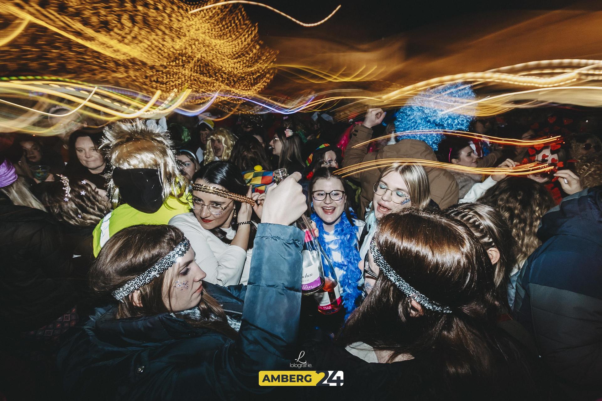 Amberger Hexennacht: Das war 2025 am Marktplatz los. Wir wünschen euch viel Spaß mit den Fotos.  (Bild: Leonie Hartung)