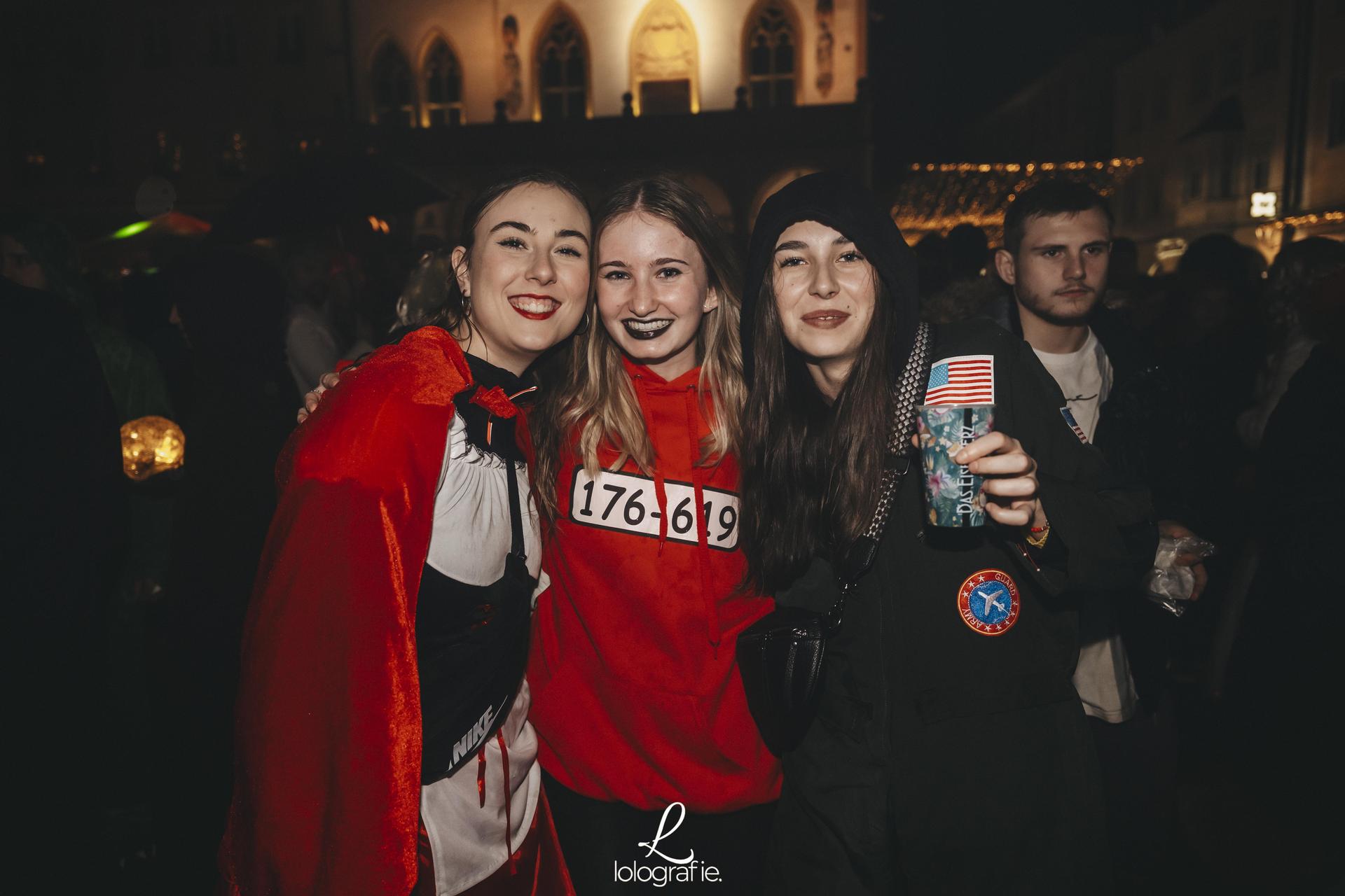 Hexennacht in Amberg. Die Fotos vom Weiberfasching am Marktplatz, exklusiv auf Amberg24.de (Bild: Lolografie)
