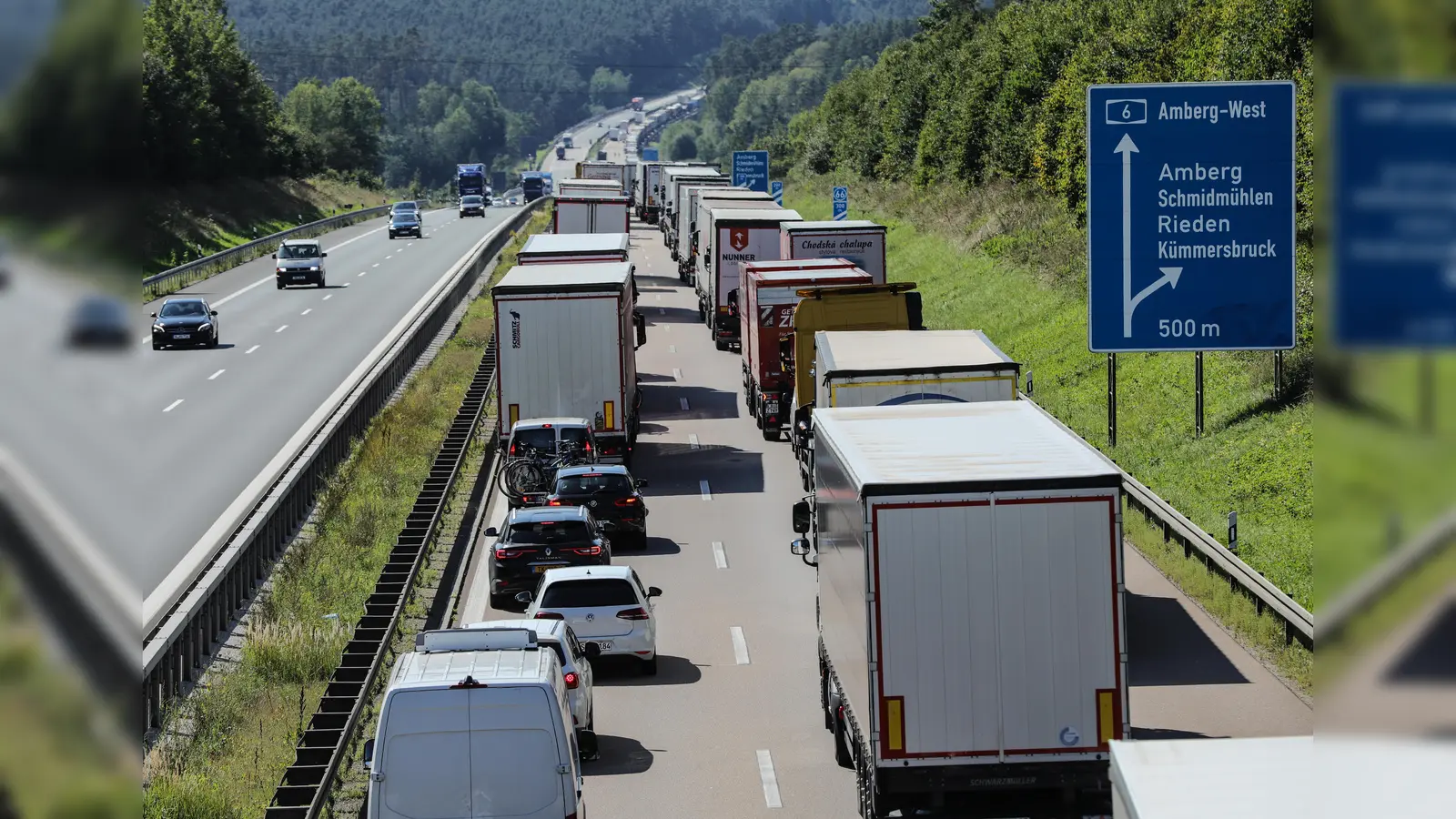 Auf der A6 bei Amberg in Fahrtrichtung Nürnberg, staute sich der Verkehr nach einem Lkw-Unfall kilometerlang. Auch auf den Umleitungsrouten durch Amberg und Kümmersbruck waren die Straßen dicht.  (Bild: Wolfgang Steinbacher)