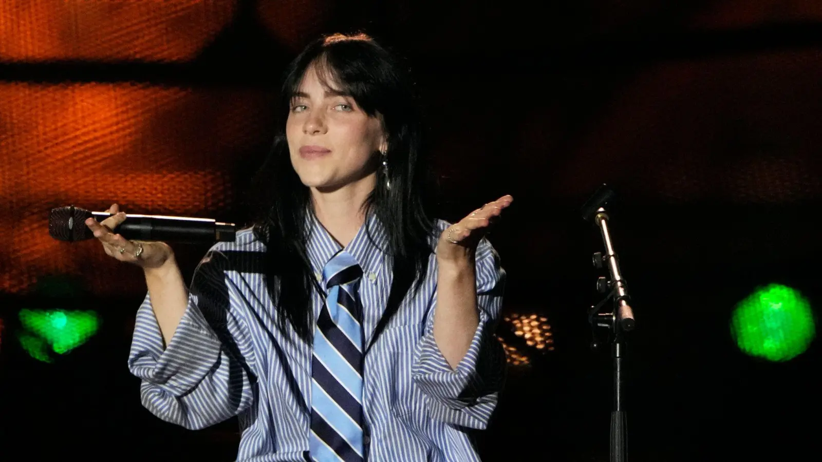 Billie Eilish hat in den deutschen Charts die Nase vorn. (Bild: Lewis Joly/AP/dpa)