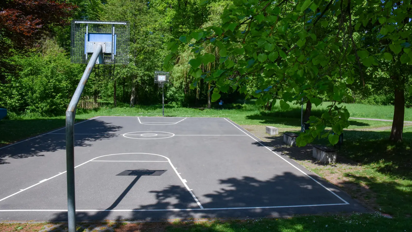 Der Basketballplatz an der Kräuterwiese in Amberg wurde bereits verbessert, jetzt sollen dort auch niedrigere Körbe für Jüngere angebracht werden. Ein öffentlicher Grillplatz könnte folgen. (Bild: Stephan Huber)