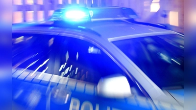Die Weidener Polizei war am Samstagabend wegen eines Unfalls in der Weidener Rehbühlstraße im Einsatz.  (Symbolbild: Carsten Rehder/dpa)