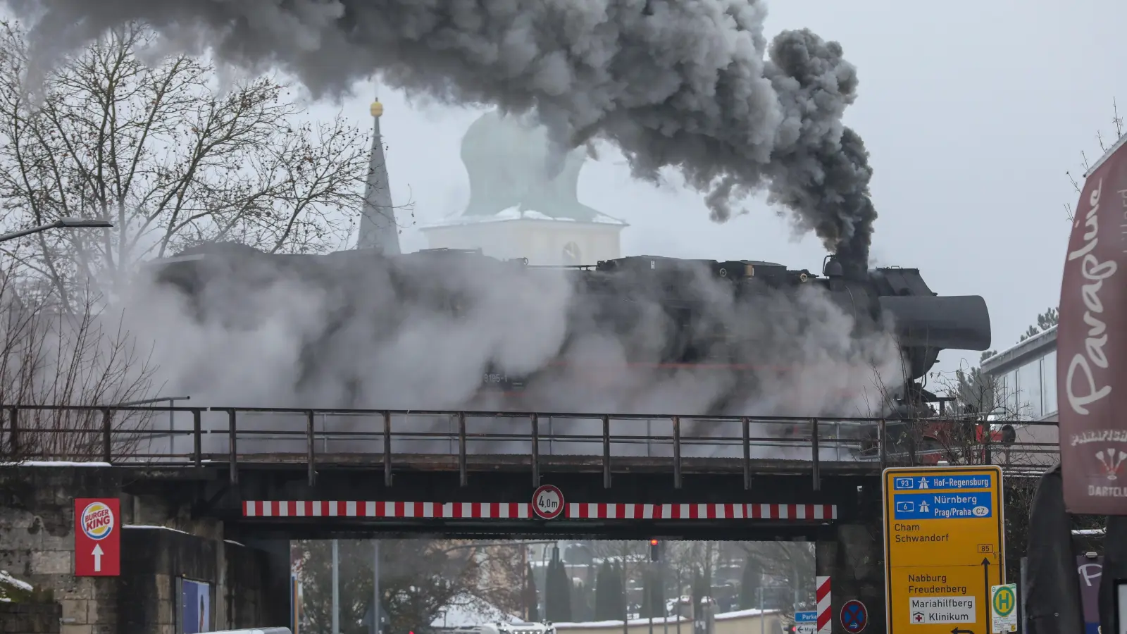 Ein eindrucksvolles und seltenes Schauspiel: Die historische Dampflok 52 8195 überquert in Amberg die Regensburger Straße in Richtung Schwandorf und Regensburg. (Bild: Wolfgang Steinbacher)
