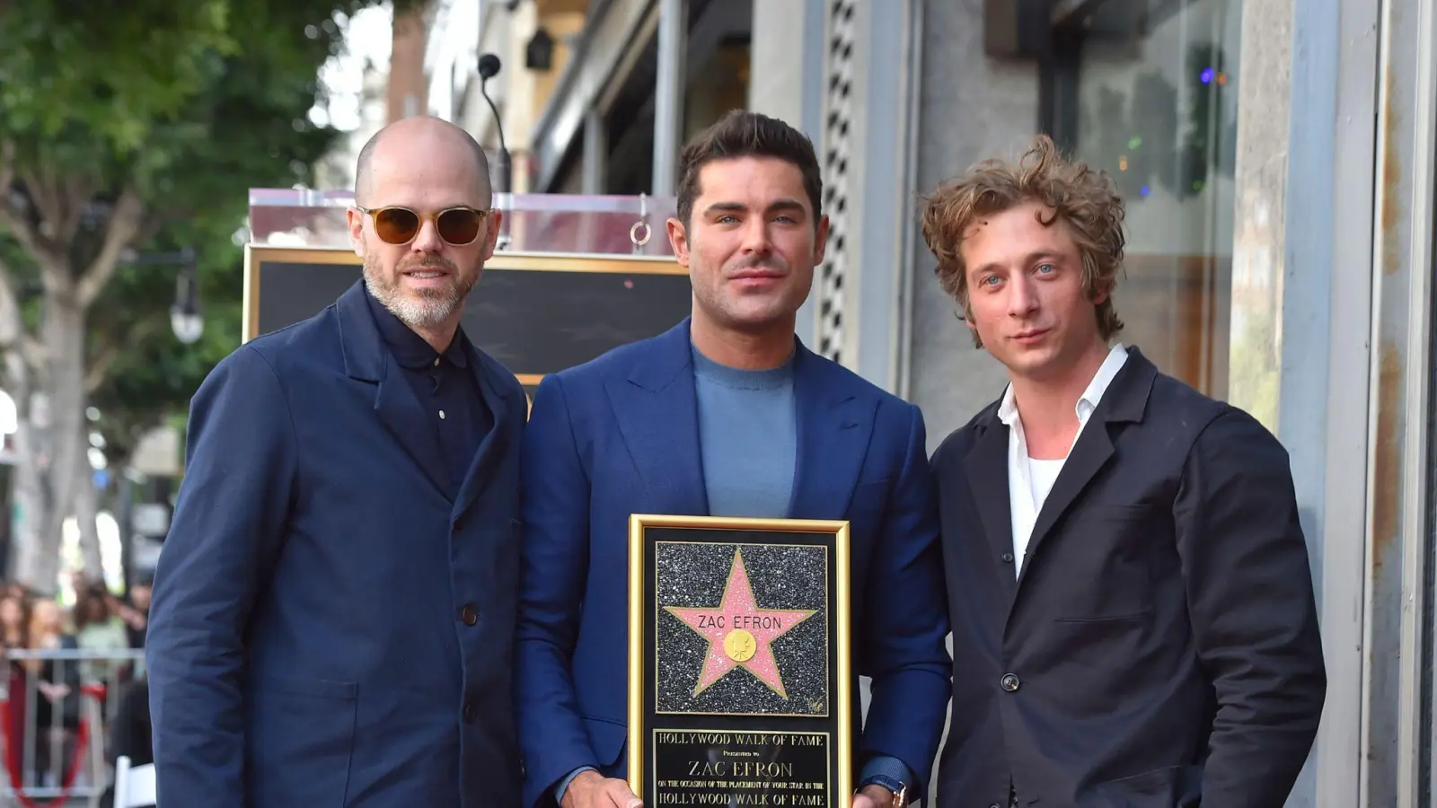 Filmregisseur Sean Durkin (l-r), Zac Efron und Schauspieler Jeremy Allen White nehmen an der Zeremonie teil. (Bild: Jordan Strauss/Invision/AP/dpa)