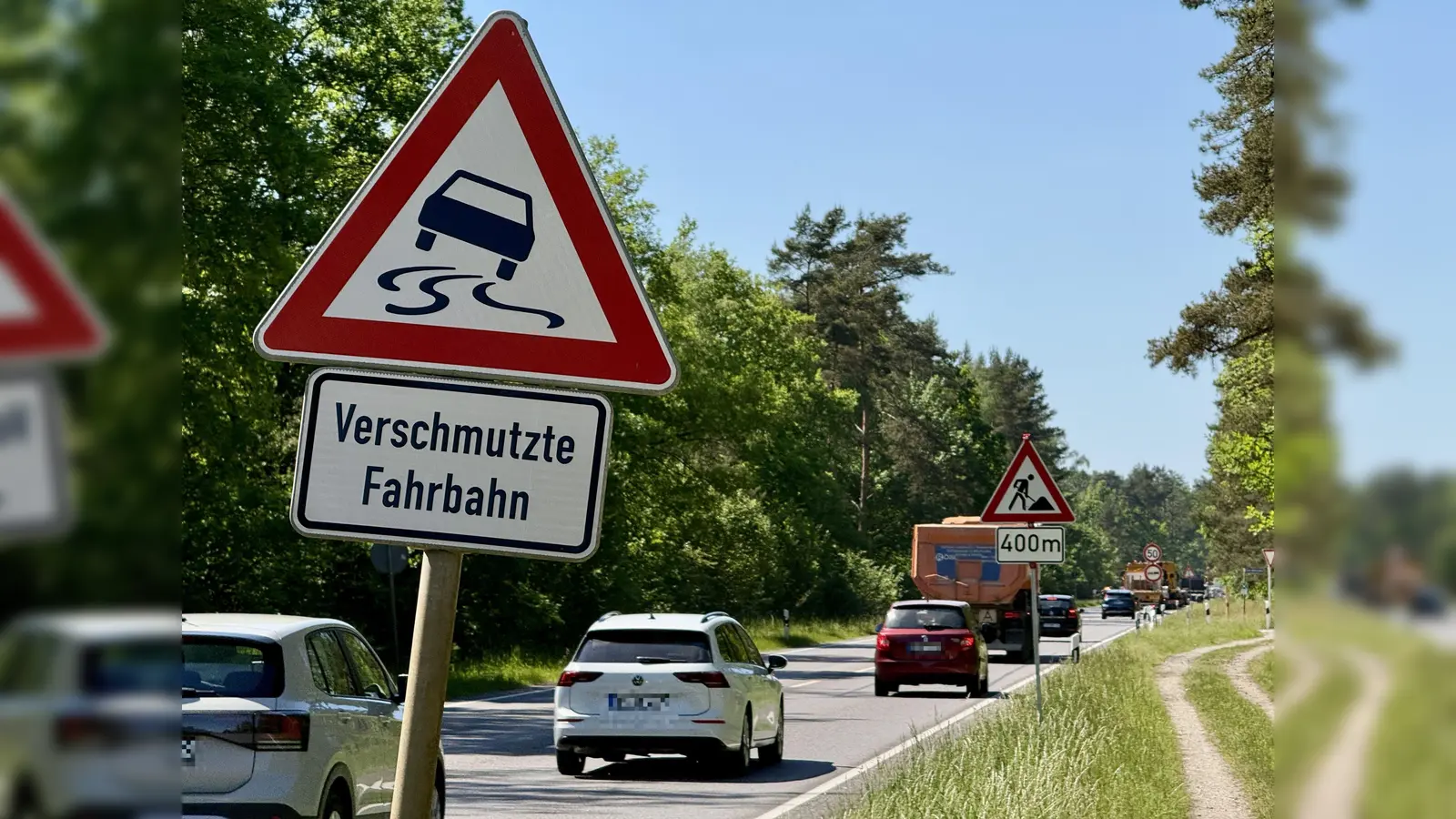 Verkehrsschilder weisen auf die Baustelle auf der B85 hin. (Bild: upl)
