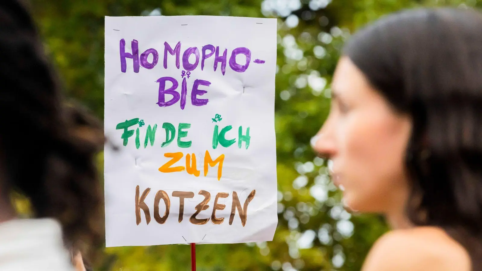 Queere Menschen haben es in Bayern weiterhin schwer - sie werden im Freistaat weiterhin oft Opfer von Straftaten. Die Täter stammen meist aus dem rechtsextremen Milieu. (Illustration) (Bild: Christoph Soeder/dpa)