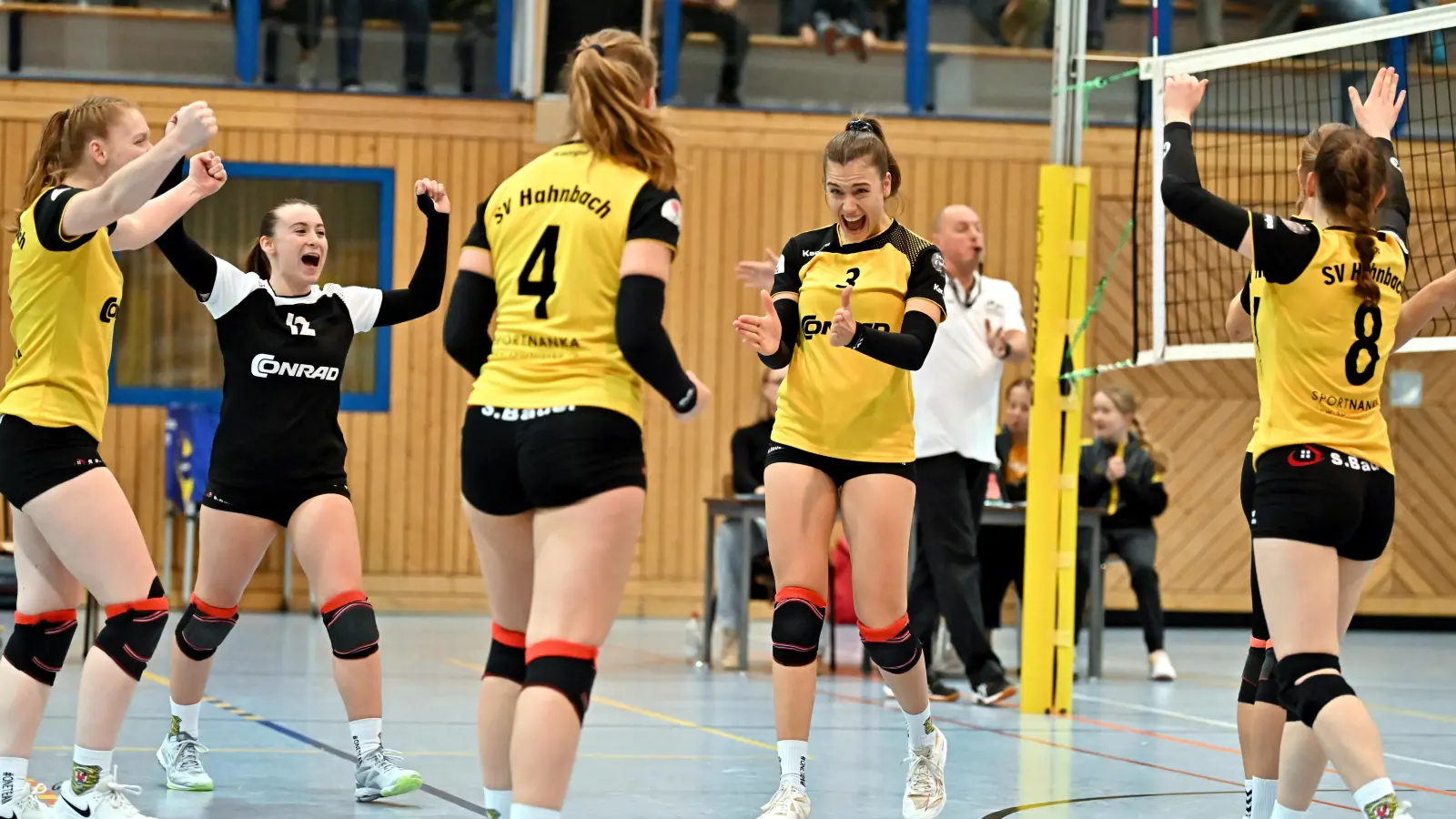 Jubel bei den Volleyballdamen des SV Hahnbach über Tabellenplatz zwei in der Regionalliga. (Bild: Hubert Ziegler)