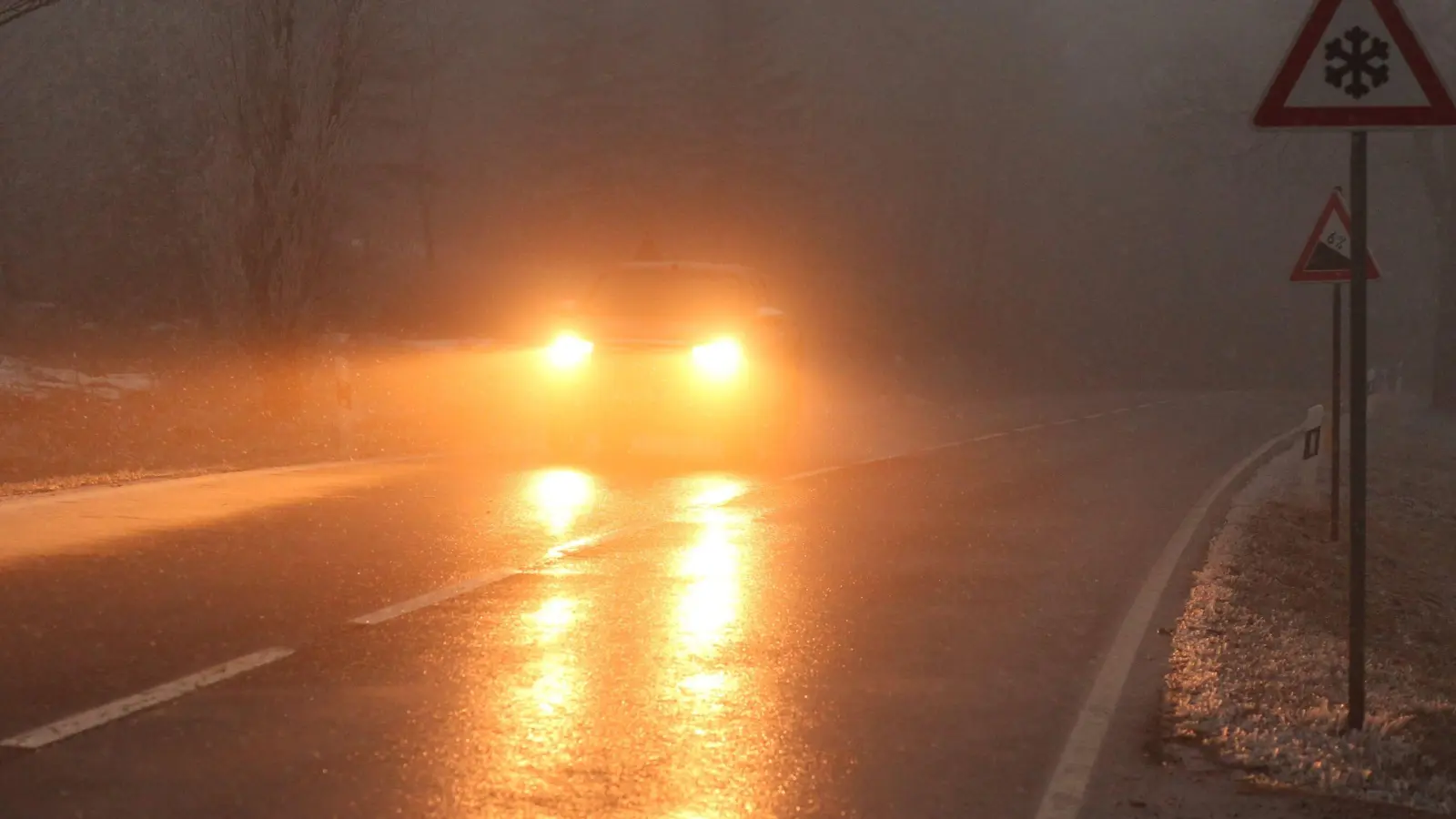 Glätte hat am Donnerstag zu Verkehrsunfällen und Stürzen in der nördlichen Oberpfalz geführt.  (Symbolbild: Matthias Bein/dpa)