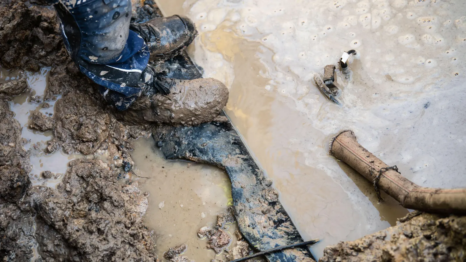 Aufgrund eines Wasserrohrbruchs war die Schillerstraße in Sulzbach-Rosenberg bis zum 9. Februar voll gesperrt. Die Sperre ist nun aufgehoben. (Symbolbild: Nicolas Armer/dpa)