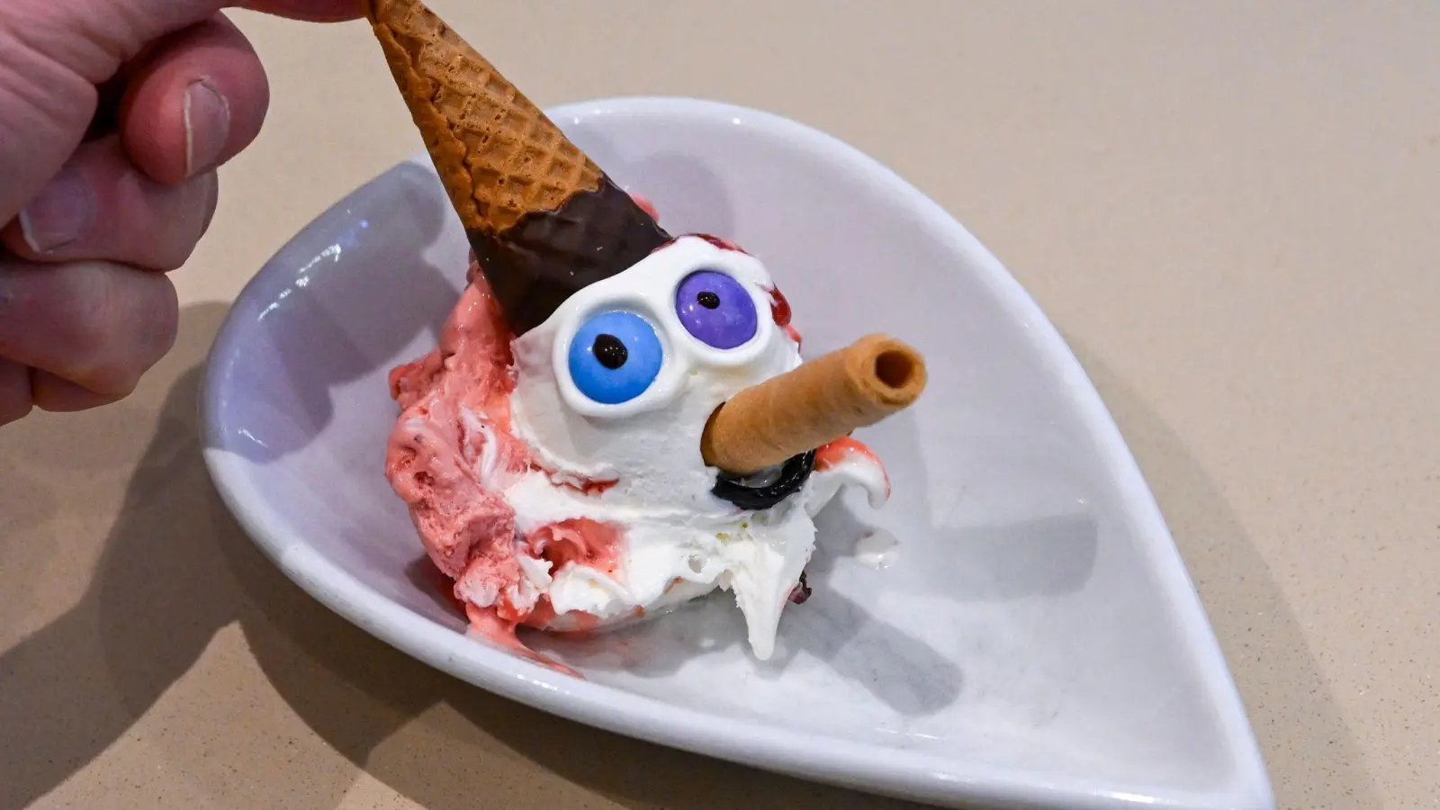 Sommerzeit ist Eiszeit. Wir haben uns umgehört, was die ausgefallensten Sorten in Amberg sind. Für Pinocchio werden die Sorten Fior di Latte und Erdbeere mit Erdbeersoße gemischt. (Symbolbild: Jens Kalaene/dpa)