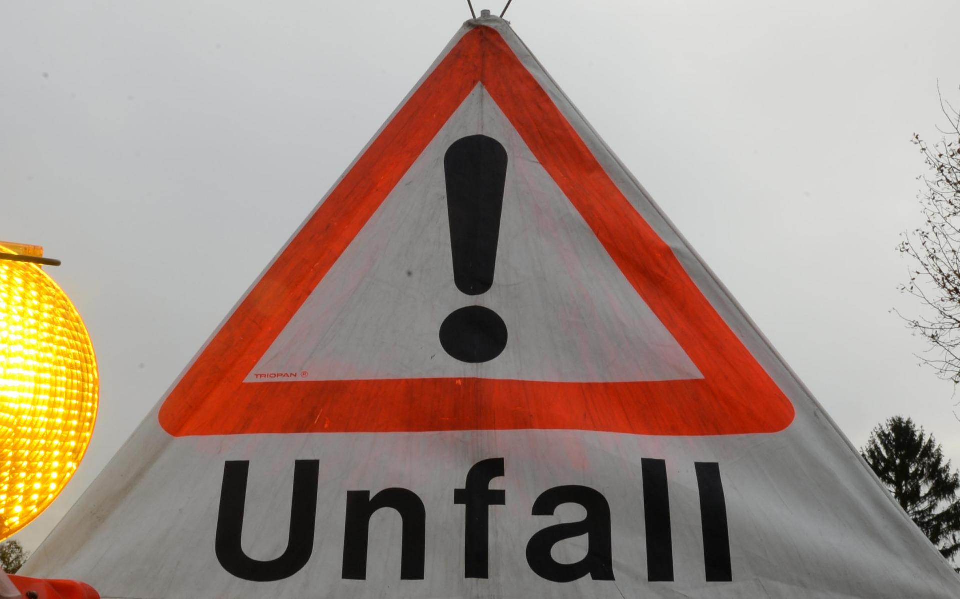 Zwischen Amberg-Ost und Schmidgaden prallten auf der A6 zwei Autos aufeinander. (Symbolbild: Patrick Seeger/dpa)