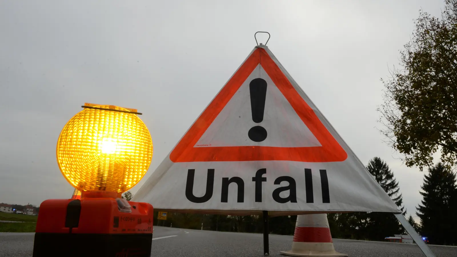 Die A6 ist nach einem Unfall bei Altdorf gesperrt.  (Symbolbild: Patrick Seeger/dpa)